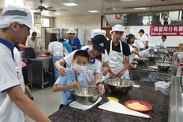 互盛志工透過手作烘焙協助學員學習一技之長、融入團體生活