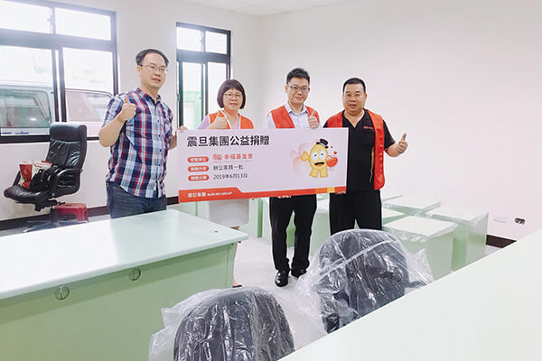 震旦OA楊梅分公司林瑞欣經理代表集團捐贈辦公家具
