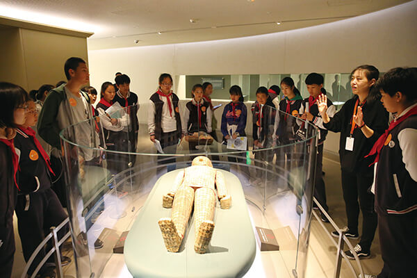 圖二：香山中學師生參觀震旦博物館