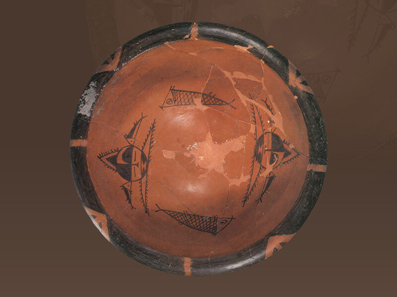 仰韶文化半坡類型．彩陶缽 缽內用黑色顏料繪畫人面紋與魚紋，是仰韶文化半坡類型彩陶的特有紋飾。（圖一）圖片來源：《世界陶瓷全集10中國古代》，頁1，圖9。