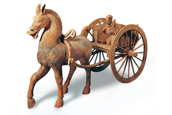 東漢．坐騎車馬俑 東漢坐騎車馬俑採分段法製作而成，車體結構清晰，如實呈現當時的馬車形態。（圖五）