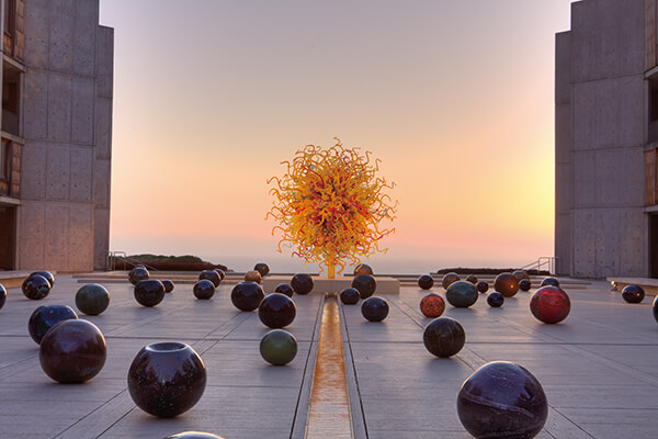 奇胡利將玻璃藝術的尺度大幅提升，躍身地景藝術主角，圖中背景為建築家路易康名作——加州索爾克研究所。