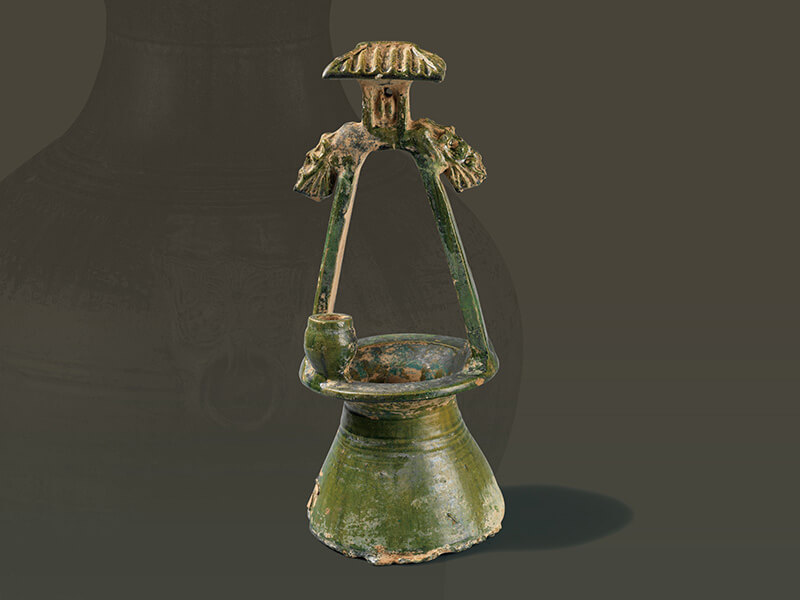 漢代．綠釉陶井 陶井包含井身、井架、轆轤與汲水罐，表面施以銅為著色劑的釉料，低溫燒成綠色。（圖一）