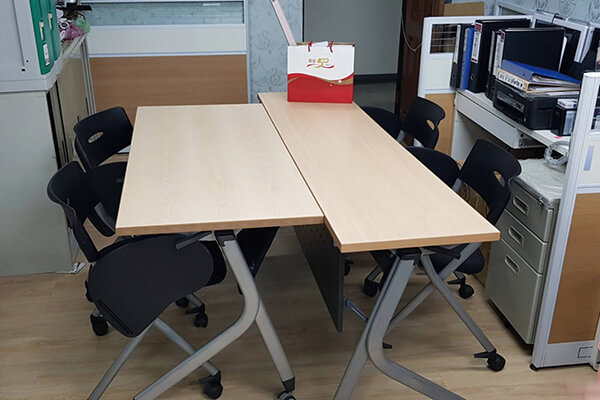 可折疊之辦公桌椅更便於收納，空間可作多元應用