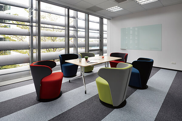 辦公室的規劃從家具的選擇到地毯的搭配，都能成為氛圍營造的元素。