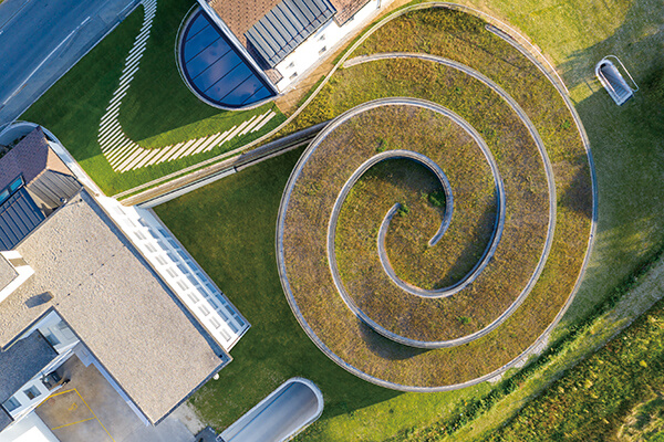 從空中俯瞰，可完整看出博物館的螺旋造型。