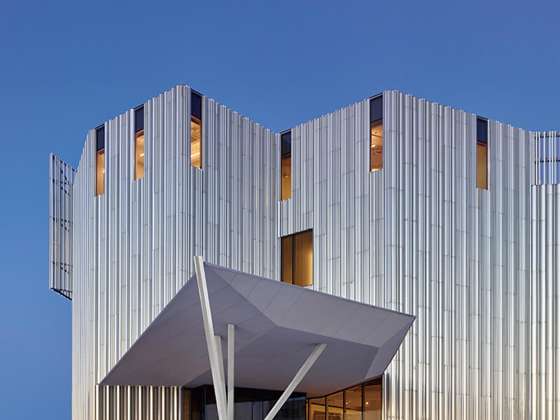 一萬多片特製鋁板，持續散發金屬亮澤，為建築物增添了獨有的特色。 