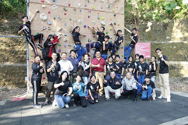 普仁透過攀岩等體驗活動，讓弱勢孩子學會團隊合作、自我挑戰，培養人際互動及建立自信心。
