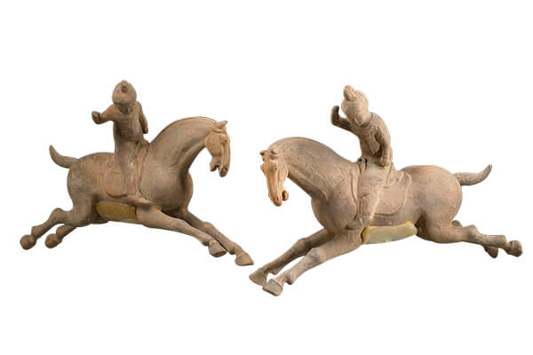 唐代．加彩婦女騎馬俑 二名婦女騎在馬匹上，做持杆打球狀，俐落的身影和奔跑的馬匹體現 自由開放的風氣。（圖五）