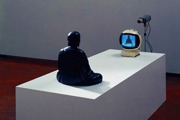 圖六：白南準（Nam Jung Paik）《電視佛陀》，1975年。 