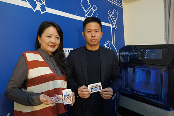 皇順開發2020年底購入Stratasys J55全彩3D列印機，並製作客製化悠遊卡等商品。（右：皇順開發黃總經理；左：通業營北杜佩凡區經理）