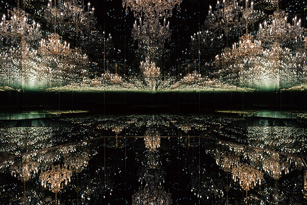 在倫敦展出的《悲傷水晶燈》，以旋轉的水晶映像，在光影交錯中形成華麗的魔幻世界。 
