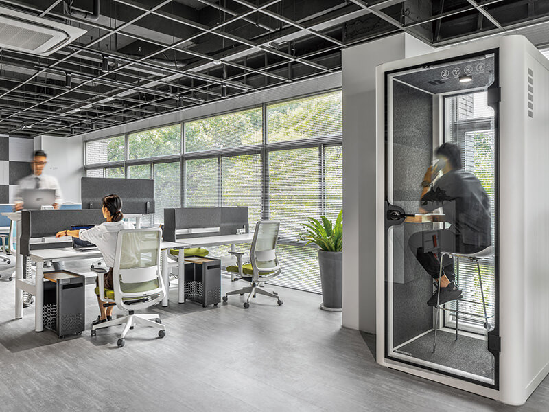 開放式辦公空間搭配「靜音艙」，滿足同仁對安靜、私密的需求。