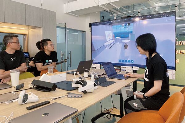 改造後的辦公場景，以協作式CoLink-Hub中島桌設計，搭配電視屏幕組合，應因機動性協作、溝通和專案討論，提升辦公效率。
