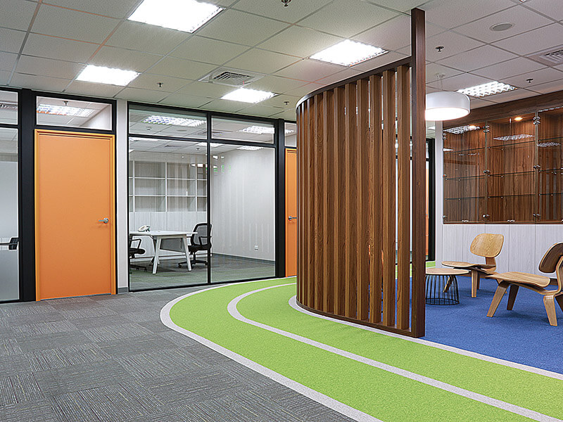 依據使用目的規劃空間，透過格柵設計與地毯顏色搭配區隔出接待區