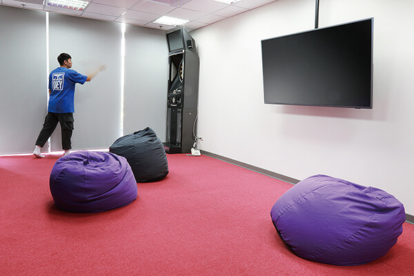 利用自由度較高的沙發家具，搭配紅色地毯，打造沉浸式的遊戲室空間