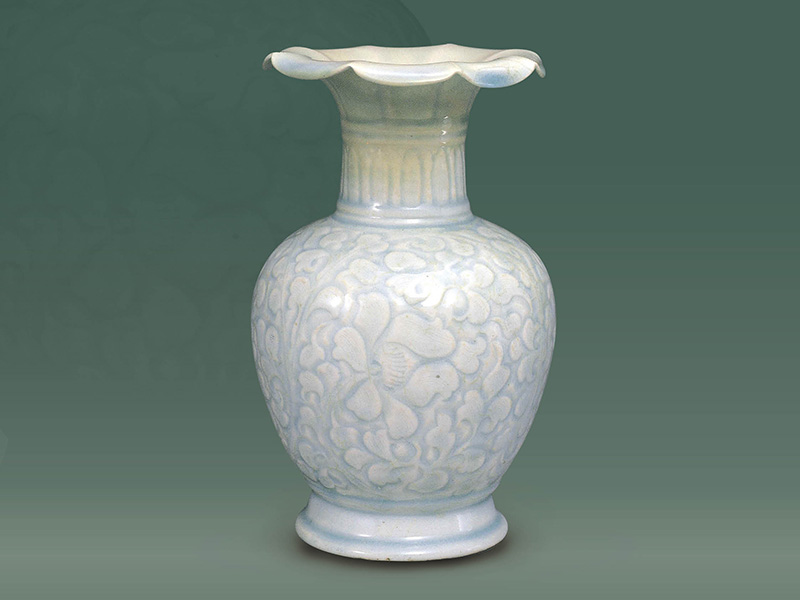 宋代．青白瓷刻花瓶 此器的釉層透明度高，平面處為白色，深刻處因積釉而呈淡青色，俗稱「影青」。（圖一） 圖片來源：《宋瓷展 朝日新聞1999》，頁85，圖48。