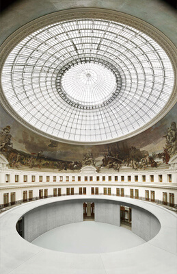 安藤忠雄在原本的圓形穹頂空間中，新增了清水混凝土的環形結構體，在老空間當中創造了全新的「舞台」，透過玻璃穹頂，自然光能灑進室內，照亮空間與19世紀的壁畫。