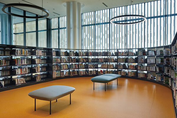 在圓弧的書架空間，中間擺放舒服的沙發，突破傳統框架，賦予圖書館更有層次感的生命力。