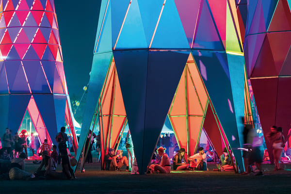 2019年凱雷為科切拉音樂節創作了一系列色彩繽紛的塔樓。