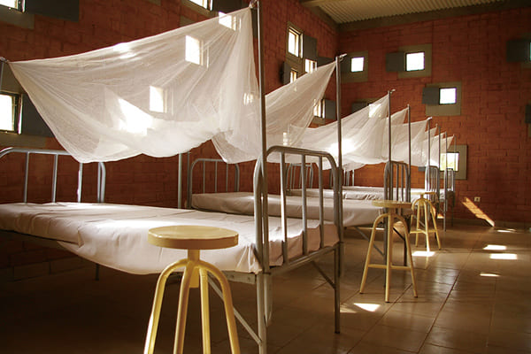 布吉納法索的健康與社會促進中心，同樣是強調在地元素的設計。
