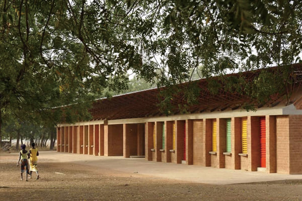 圖五：甘多小學運用黏土磚製作，具有通風、隔熱效果。（圖源Kéré建築工作室官網）