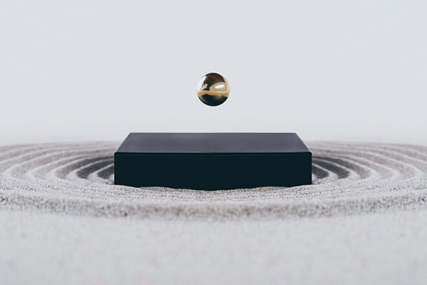 引人入勝的金屬球，無論擺放桌上或置於牆面，都能平行漂浮。