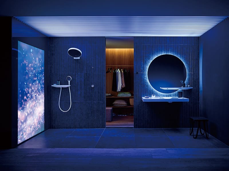 數位淋浴系統Rainfinity，能藉由APP介面提供多種淋浴場景，搭配不同水溫與水柱強度，加上燈光、影像、音樂，共譜一場有聲有色的洗沐享受。