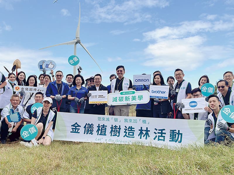 金儀總經理林敬寶（中）攜手企業夥伴及同仁於林口嘉寶海岸，一起種下200株樹苗，守護台灣美麗海岸線，共同實踐ESG淨零碳排目標。