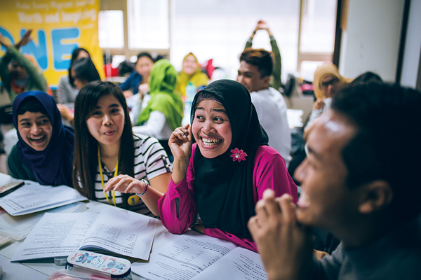 移工人生學校是一個專為東南亞移工量身設計的學習社群，希望透過教育培力來改變移工自身的命運，重新開創人生的另一種可能。