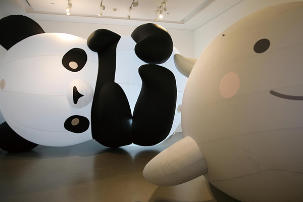 圖二：科普互動展區裡的巨型「大熊貓」和「江豚」 