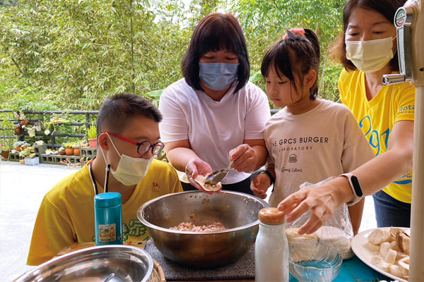 震旦志工與學員一起製作美味水餃。