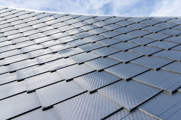 建築屋頂外覆龍鱗式太陽能板，可產出潔淨電力。