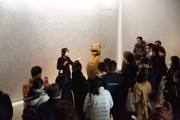 圖四：震旦博物館講解志願者帶領嘉賓們參觀常設展廳。