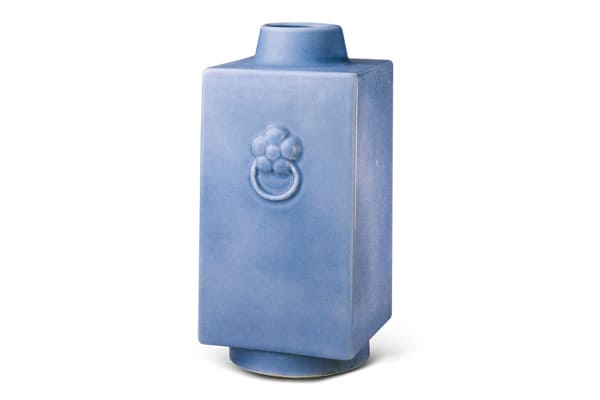 清雍正．天藍釉環耳方瓶 「天藍」是以微量氧化鈷為著色劑的高溫釉，釉色淡藍，色澤穩定光亮為其特徵。（圖三） 圖片來源：《顏色釉37故宮博物院藏文物珍品全集》，頁99，圖91。