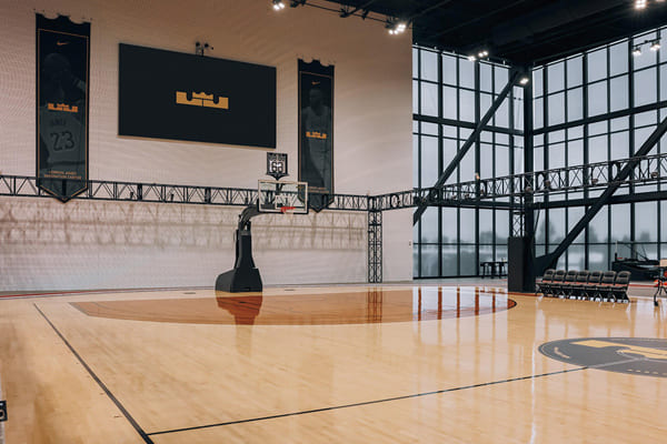 大樓內配有設備齊全的標準籃球場。