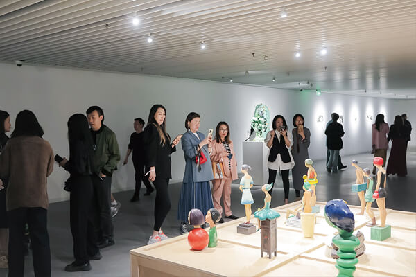 圖四：觀眾參觀展覽展出的藝術家胡尹萍作品《喬小幻倉庫》