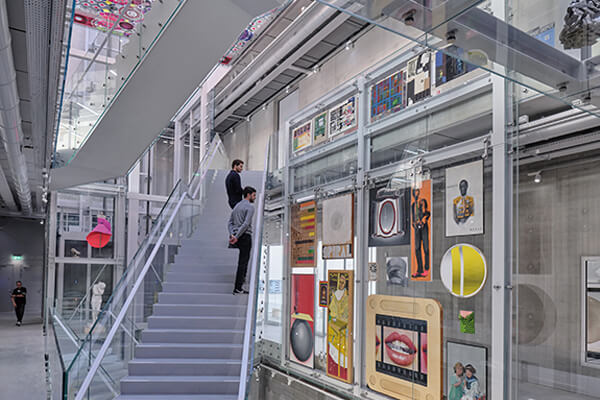 天井之間以Z字形交錯的梯道，構成了參觀與館內移動的動 線，讓訪客能感受被藝術品包圍的氛圍