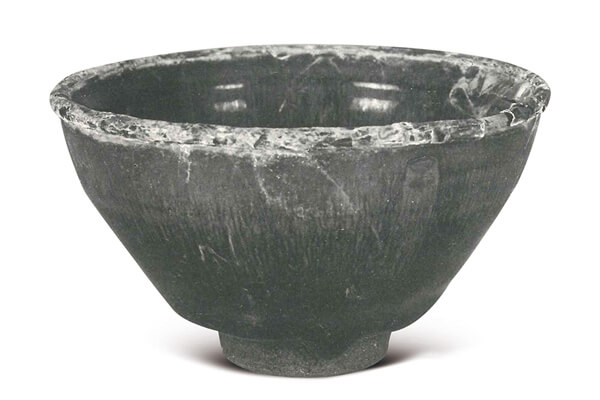 白南宋．建陽窯黑釉碗 此器為「新安沈船」出水文物，造形釉色皆與福建建陽窯產品一致，是建陽窯的外銷品。（圖二） 圖片來源：《新安海底文物》，圖225。