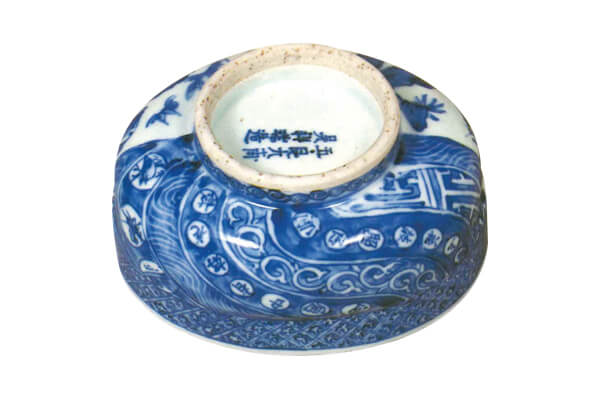 明末．青花碗 此器的造形紋飾皆與中國本地陶瓷不同，是根據日本訂單所做的客製化商品。（圖四） 圖片來源：《世界陶瓷全集14明》，頁276，圖273。