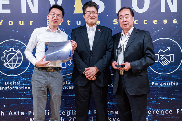 互盛公司連續多年榮獲RICOH日本原廠銷售獎項肯定， RICOH ASIA總經理上杉惠一郎（中）親自頒發獎牌，由互盛 總經理翁國華（右）代表接受表揚。