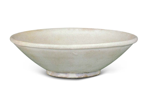 唐代．白瓷碗 此器由日本奈良市藥師寺西僧坊跡出土，造形、釉色都與中國本地的唐代邢窯白瓷碗一致。（圖三） 圖片來源：《日本出土的中國陶瓷 12》，圖13。