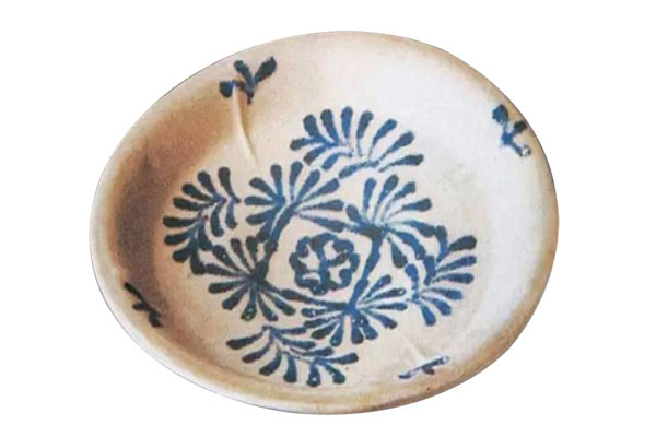 唐代．藍彩花卉紋盤 此器打撈自唐代沈船「黑石號」， 形紋釉彩與中國本地出土的藍彩器雷同， 是唐代外銷藍彩瓷的例證。（圖四） 圖片來源：百度網路