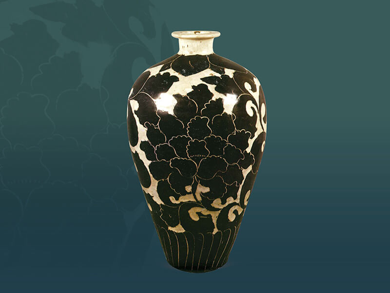 北宋～金．白釉黑花牡丹紋瓶 此器為日本五島美術館藏品，造形、紋飾及製作工法都屬於中國磁州窯的典型風格。（圖一） 圖片來源：《世界陶磁全集12宋》，頁125，圖119。