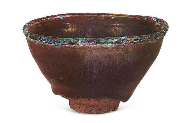 南宋．建陽窯黑釉碗 此件「新安沈船」出水的黑釉碗，與建陽窯產品一致，是宋末元初建陽窯的外銷商品。（圖三） 圖片來源：《新安海底文物》，圖225。