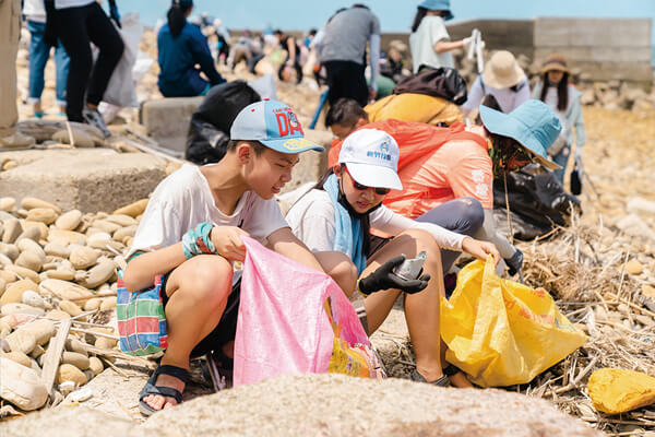 小朋友們一同清理礫石海岸上細碎樹枝、碎漁網。