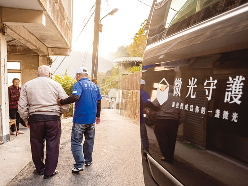 微光行動協會於台北、新北、台中、高雄、台東投入長照交通接送服務，至今已服務10萬人次以上的長照2.0交通接送。