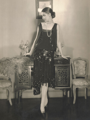 香奈兒在1926年推出的黑色流蘇刺繡洋裝。