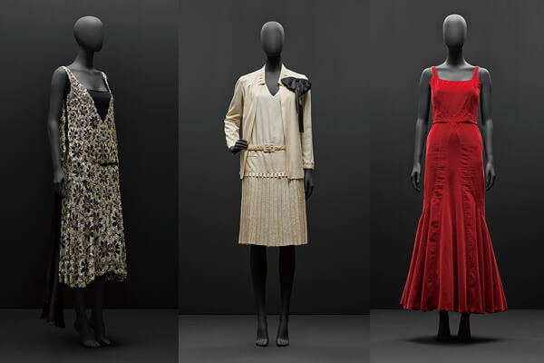 香奈兒在1926年以雪紡紗、網紗、串珠、亮片所設計的作品（左圖）。香奈兒在1926年以塔夫綢設計的時裝（中圖）。香奈兒在1932年以絲絨設計的時裝（右圖）。