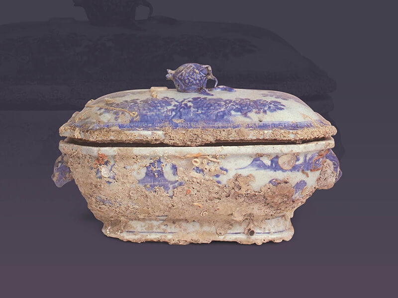 清乾隆．青花湯鍋 由荷蘭東印度公司沈船打撈出水的瓷器，可以反映當時歐洲市場對中國瓷器的需求類型。（圖一） 圖片來源：《1986年佳士德，阿姆士特丹拍賣》，編號2230。